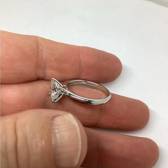 Sterling silver cubic zirconia solitaire ring Size 8 - Picture 3 of 5